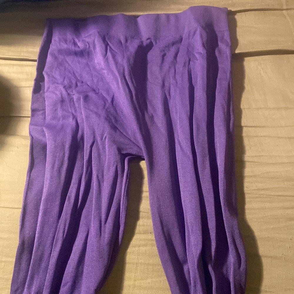Thin purple leggings with ankle grip design